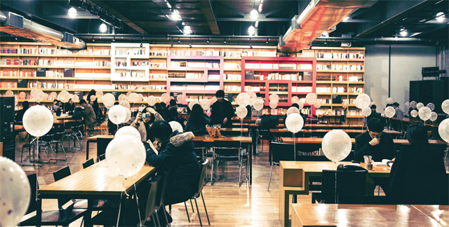 북카페에서 연말을 보내는 사람들 북카페에서 연말을 보내는 사람들