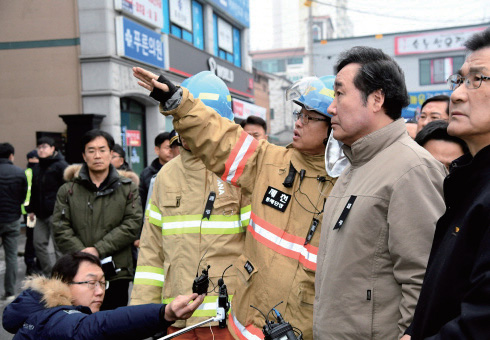 이낙연 국무총리가 충북 제천 스포츠센터 화재현장을 점검하고 있다.