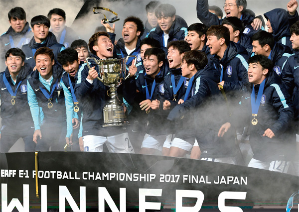 2017년 12월 16일 일본 도쿄에서 열린 동아시아 축구연맹(EAFF) E-1 풋볼 챔피언십 2017 대회 시상식에서 장현수 선수가 트로피를 들고 동료들과 환호하고 있다.