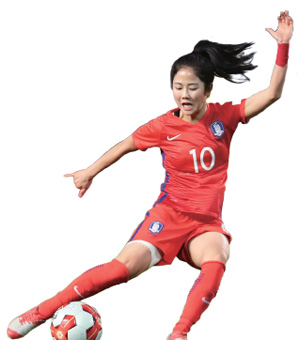 2017년 12월 15일 일본 지바현 소가 스포츠파크에서 열린‘2017 동아시아축구연맹(EAFF) E-1 챔피언십’ 여자부 한국 대 중국 경기에서 한국의 이민아가 슛을 시도하고 있다