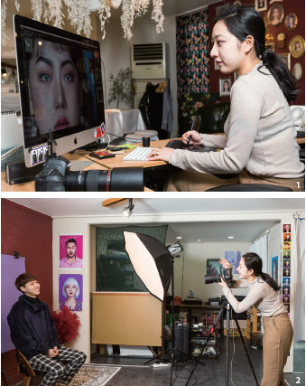 스튜디오 '시현하다'에서 사진 보정 작업 중인 김시현 대표