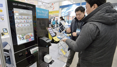 '제 15회 대구 경북 프랜차이즈 창업박람회'에서 관람객이 전시된 창업 관련 제품을 살펴보고 있다.