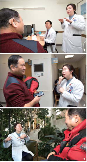 의사의 진료 내용을 환자에게 수어로 전달하고 있는 김선영 씨