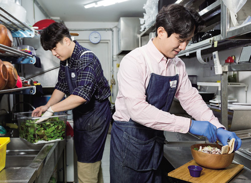 김태경 대표와 직원 김예찬 씨가 일하고 있다