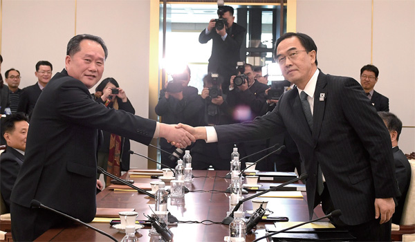 조명균 통일부 장관(오른쪽)과 리선권 조국평화통일위원회 위원장이 1월 9일 판문점 남측 평화의 집에서 열린 고위급 남북 당국회담에서 공동보도문을 채택했다.