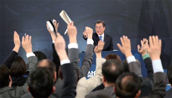 문재인 대통령이 1월10일 청와대 영빈관에서 열린 신년기자회견에서 질문하기 위해서 손을 든 기장 중에서 질문자를 지명하고 있다.