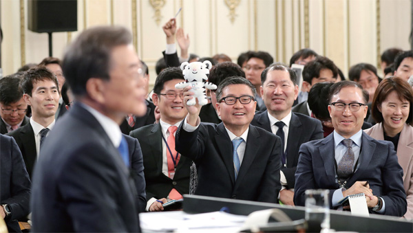 1월10일 열린 신년기자회견에서 한 기자가 평창동계올림픽 마스코트 수호랑 인형을 들고 문재인 대통령에게 질문을 청하고 있다.