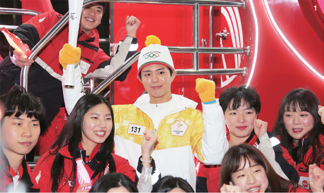 올림픽 성화봉송 131번째 주자 박보검, 150번재 주자 강광배, 17번째 주자 차범근 축구 꿈나부