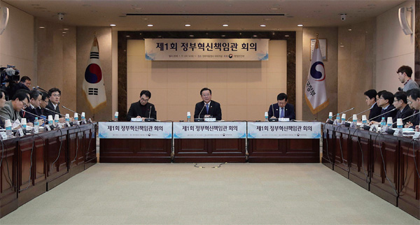 김부겸 행정안전부 장관이 1월 17일 서울 종로구 세종로 정부서울청사에서 열린 '제1회 정부혁신책임관회의'에서 모두발언을 하고 있다.