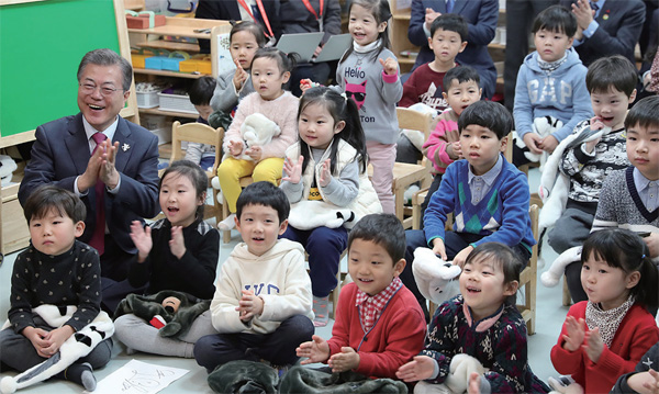 문재인 대통령이 1월 24일 국공립어린이집을 방문해 아이들과 함께 마술쇼를 관람하고 있다.