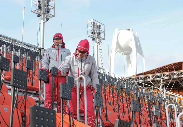 육군 11사단 박준현 상병과 김영훈 일병이 올림픽 메인 경기장에서 시설을 점검하고 있다.