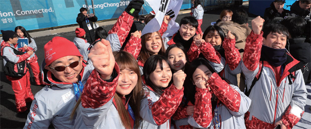 2월 7일 강릉 올림픽선수촌에서 자원봉사자들이 파이팅 구호를 외치며 기념촬영을 하고 있다.