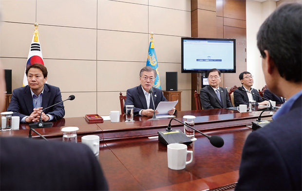 문재인 대통령이 2월 19일 청와대에서 수석보좌관회의를 주재하고 있다.