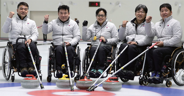 2017년 12월 7일 열린 2018 평창동계패럴림픽 휠체어컬링 미디어데이에서 차재관, 정승원, 방민자, 서순석, 이동하(왼쪽부터)가 승리를 다짐하고 있다.