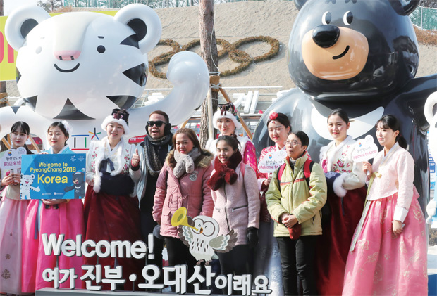 평창올림픽 참석을 위해 방문한 관광객들이 기념촬영을 하고 있다. 한국관광공사는 강원 지역 동계스포츠 인프라를 기반으로 동계관광 활성화를 추진할 계획이다.