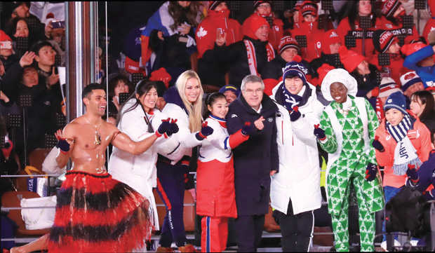 토마스 바흐 IOC 위원장과 평창동계올림픽을 빛낸 선수들이 손가락 하트를 만들어 보이고 있다.