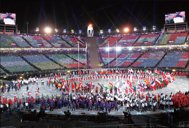 2월 25일 강원도 평창올림픽 스타디움에서 열린 2018 평창동계올림픽 폐회식에서 선수단이 입장하고 있다.