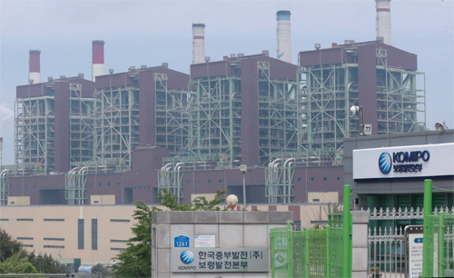 석탄을 연료로 사용하는 충남 보령 화력발전소