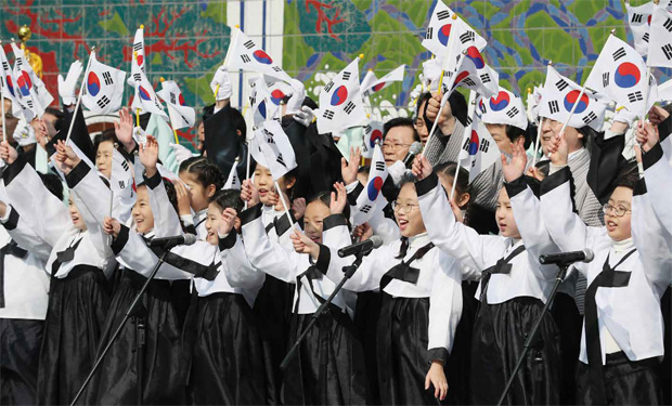제99주년 3·1절인 3월 1일 오전 서울 종로구 남인사마당에서 열린 ‘3·1만세의 날 거리축제’에서 참가자들이 만세삼창을 하고 있다.