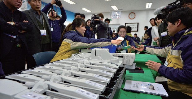 블록체인 기술을 활용한 전자투표 시스템이 개발된다. 사진은 제20대 국회의원선거 전자투표지분류기 시연 장면