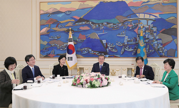 청와대 본관에서 여야 회동을 갖고 한반도 정세와 남북정상회담 개최 등에 초당적 협력을 당부했다.