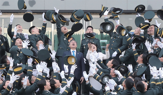 문재인 대통령과 김정숙 여사가 3월 6일 서울 태릉 육군사관학교에서 열린 제74기 육사 졸업 및 임관식이 끝난 뒤 졸업생들과 함께 정모를 하늘 높이 던지는 세레머니를 함께하고 있다.