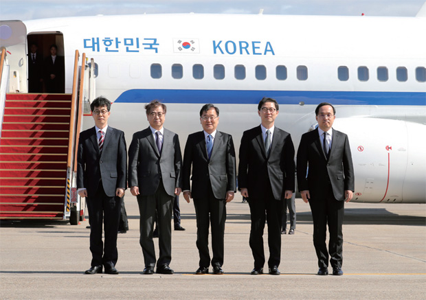 대북 특별사절 대표단이 3월5일 성남 서울공항에서 특별기에 탑승하기 전 기념촬영을 하고 있다.
