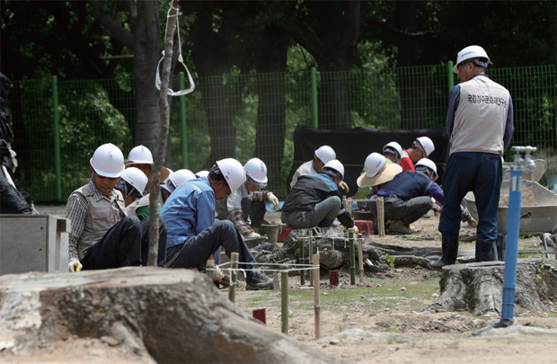 2017년 5월 조사단이 경북 경주시 월성에서 발굴 작업을 하고 있다.