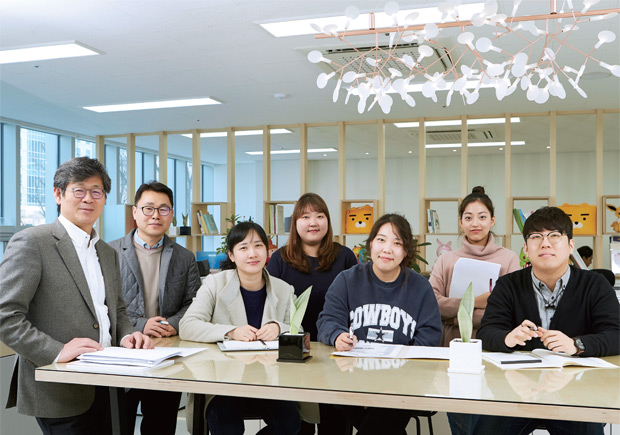 김선민 단장(가장 왼쪽)을 비롯한 서울과학기술대 창업지원단 직원들
