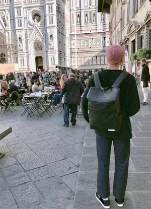2017년 10월 방탄소년단 랩몬스터가 이탈리아 피렌체 여행 중 엘카 백팩을 메고 있는 모습