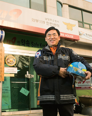박승균 소방위가 근무지인 남양주소방서 외부 119안전센터 옆에서 미소를 짓고 있다. 박승균 소방위가 근무지인 남양주소방서 외부 119안전센터 옆에서 미소를 짓고 있다.
