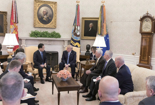 정의용 국가안보실장이 3월 8일(현지시간) 미국 백악관에서 도널드 트럼프 대통령을 만나 방북 성과에 관해 설명하고 있다.