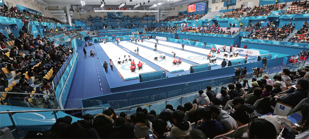 3월15일 강릉컬링센터에서 열린 대한민국 대 영국 경기에 많은 관람객이 찾아 응원하고 있다.