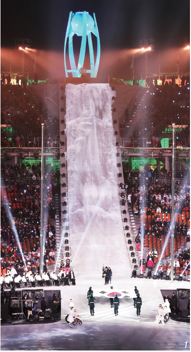 3월 9일 평창 올림픽스타디움에서 열린 2018 평창 동계올림픽 개회식에서 태극기가 게양대로 향하고 있다.