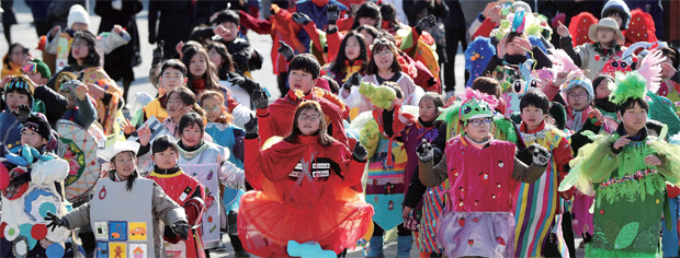 평창올림픽이 열린 지난 2월 12일 강원 강릉올림픽파크 라이브사이트에서 이색 응원 복장을 한 초등학생들이 올림픽 성공 개최를 위한 퍼레이드 및 공연을 선보이고 있다.