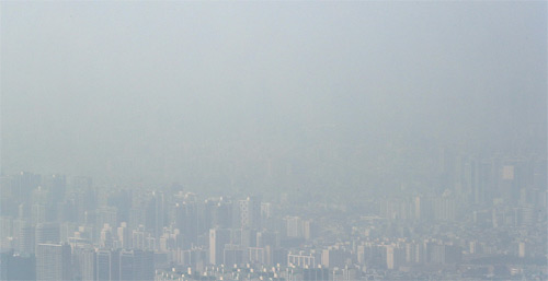 지난 3월 26일 경기도 남한산성에서 바라본 안개와 미세먼지 가득한 서울 상공