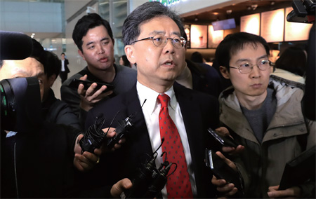미국에서 한미 자유무역협정(FTA) 개정과 철강 관세 면제를 연계한 마라톤 협상을 벌인 김현종 통상교섭본부장이 3월 25일 인천국제공항을 통해 귀국하며 취재진의 질문에 답하고 있다.