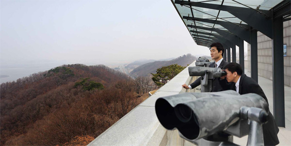 주승현 교수와 김태정 사무차장이 파주 오두산 통일전망대에서 북녘 땅을 바라보고 있다.