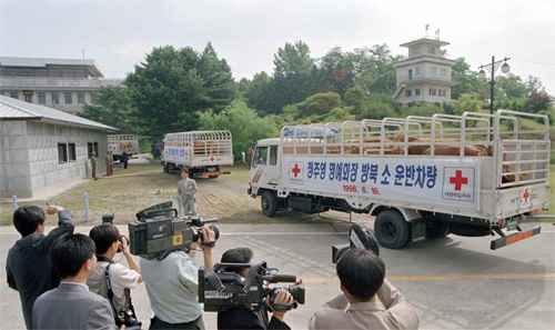 1998년 고 정주영 현대그룹 명예회장은 두 차례에 걸쳐 소 떼 1001마리를 이끌고 판문점을 넘어 북한을 방문했다 1998년 고 정주영 현대그룹 명예회장은 두 차례에 걸쳐 소 떼 1001마리를 이끌고 판문점을 넘어 북한을 방문했다