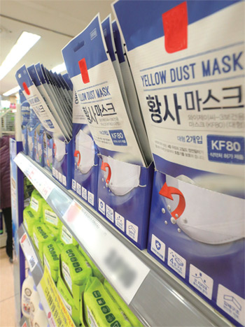 서울 한 대형마트에서 판매 중인 미세먼지 황사용 마스크