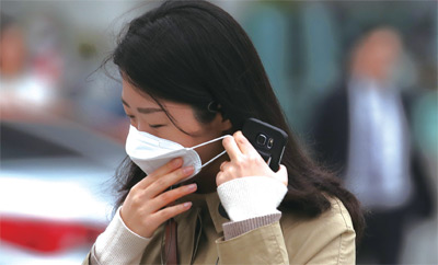 보건용 마스크를 착용하고 있는 여성