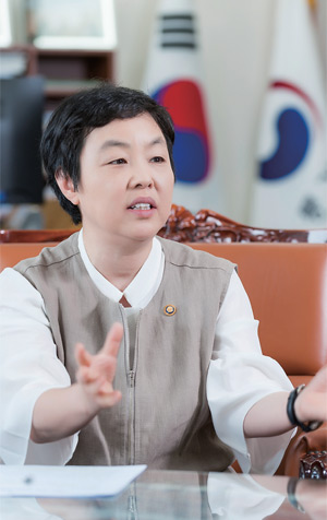 4월2일 정부대전청사 통계청장실 황수경 통계청장이 OECD세계포럼 준비 상황을 설명하고 있다.