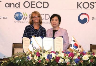 황수경 통계청장이 마틴 듀란 OECD 통계국장과 3월 26일 인천시 연수구 쉐라톤그랜드 인천호텔에서 열린 '제6차 OECD 세계포럼 개최업무협약식'에서 협약서에 서명한 뒤 기념촬영하고 있다.