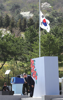 문재인 대통령이 4월 3일 제주 봉개동 4ㆍ3평화공원에서 열린 제70주년 4ㆍ3 희생자 추념식에서 추모사를 마친 뒤 인사하고 있ek.