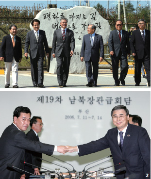 2012년 9월 25일 군사분계선 제2통문에 있는 2007년 남북정상회담 표지석을 찾은 이종석 전 통일부 장관(오른쪽)과 문재인 대통령. 2012년 9월 25일 군사분계선 제2통문에 있는 2007년 남북정상회담 표지석을 찾은 이종석 전 통일부 장관(오른쪽)과 문재인 대통령.