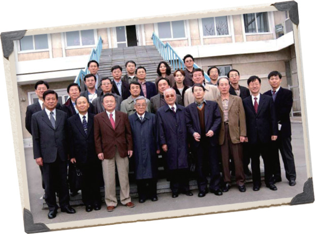 2003년 평양서 열린 제6차 남북 해외학자 통일학술회의 참석자들과 함께