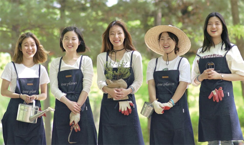 나무를 심고 즐거워하는 봉사자들