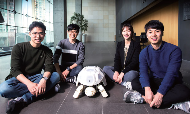 로봇 셸리를 개발한 대학생들. (왼쪽부터) 최장호, 도원경, 이수민, 장선호 씨