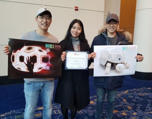 미국 시카고에서 열린 ‘2018 인간로봇상호작용(HRI)’ 국제학회 학생 디자인 경연대회 세션에서 거북 로봇 ‘셸리’로 1위를 차지한 네이버랩스 인턴연구원 팀