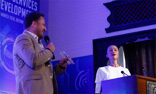 지난 3월 21일 네팔 수도 카트만두에서 열린 유엔 혁신박람회에 참석한 휴머노이드 로봇 소피아가 연설을 하고 있다.